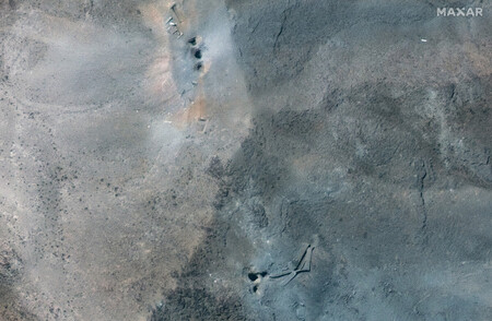 米軍が攻撃した後に撮影されたイラン中部フォルドゥにある核施設の衛星画像=22日(米マクサー・テクノロジーズ提供)(EPA時事)