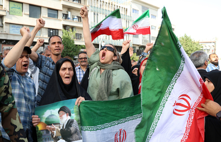 反米・反イスラエルを訴え、気勢を上げるイランのデモ参加者=22日、テヘラン(EPA時事)
