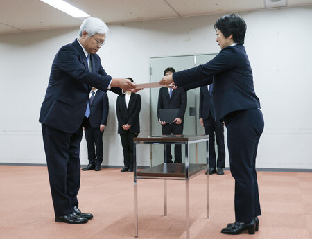 関東運輸局から一般貨物自動車運送事業の許可取り消し処分を受ける日本郵便の千田哲也社長（左）＝２５日午後、横浜市中区