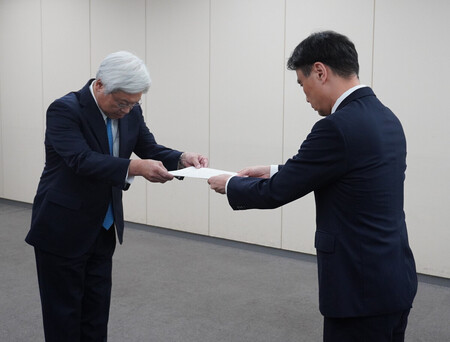 総務省から行政処分を受ける日本郵便の千田哲也社長（左）＝２５日午後、東京都千代田区