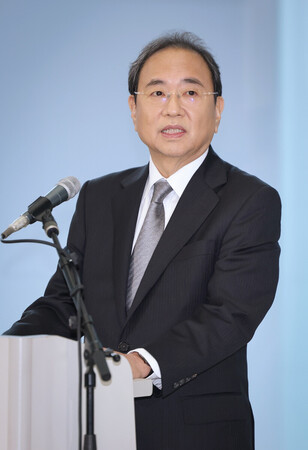 株主総会を終え、取材に応じるフジ・メディア・ホールディングスの清水賢治社長=25日午後、東京都港区