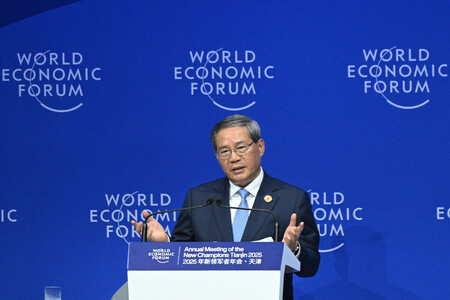 夏季ダボス会議で演説する中国の李強首相=25日、天津(AFP時事)
