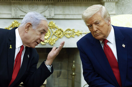 イスラエルのネタニヤフ首相(左)とトランプ米大統領=4月7日、ワシントン(AFP時事)