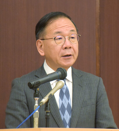 記者会見する日銀の田村直樹審議委員=25日午後、福島市