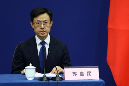 中国外務省の郭嘉昆副報道局長=5月11日、北京(EPA時事)