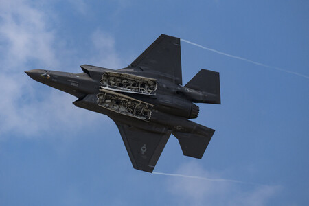 パリ近郊のルブルジェ空港で開催された航空ショーでデモ飛行を行う米国のステルス戦闘機F35A=19日(AFP時事)