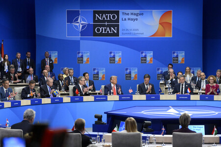 25日、オランダ・ハーグで北大西洋条約機構(NATO)首脳会議に出席する各国首脳(AFP時事)