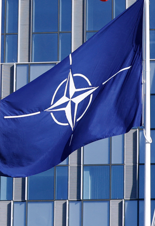 北大西洋条約機構(NATO)の旗(AFP時事)
