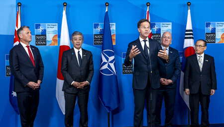 日本などインド太平洋地域のパートナー4カ国との会談に臨む北大西洋条約機構(NATO)のルッテ事務総長(中央)。左から2人目は岩屋毅外相=25日、オランダ・ハーグ(NATO提供)