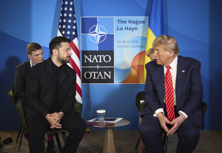 25日、オランダ・ハーグで開かれた北大西洋条約機構(NATO)首脳会議に合わせ会談するトランプ米大統領(右)とウクライナのゼレンスキー大統領(EPA時事)