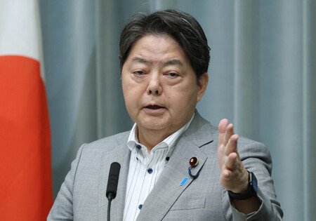 記者会見する林芳正官房長官=26日午前、首相官邸