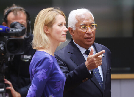 26日、ブリュッセルで、欧州連合(EU)の首脳会議に臨むEUのコスタ大統領(右)とカラス外交安全保障上級代表(外相)(EPA時事)