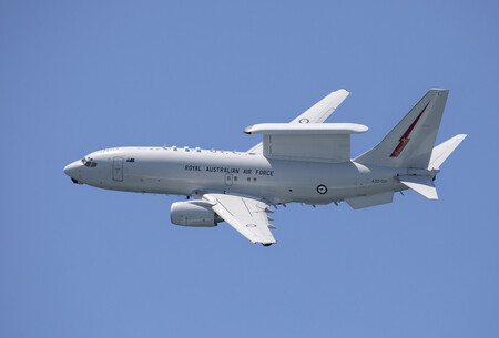 オーストラリア空軍の早期警戒管制機「E―7Aウエッジテール」=2023年11月、豪東部ニューカッスル上空(豪国防省提供・時事)
