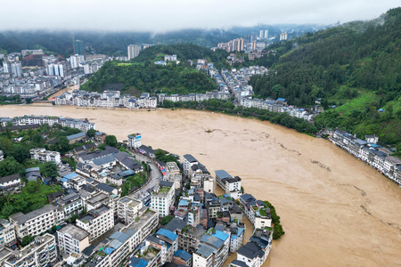 大洪水により浸水した建物=24日、中国・貴州省(AFP時事)