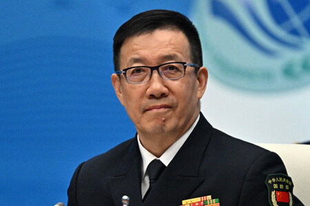 26日、中国山東省青島で開かれた上海協力機構(SCO)の国防相会議に出席する董軍・中国国防相(AFP時事)