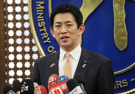 26日、台北の台湾外交部(外務省)で記者会見する小林鷹之元経済安全保障担当相