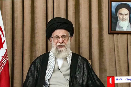 国民向けメッセージを出すイランの最高指導者ハメネイ師=撮影場所不明(26日のイラン国営テレビの映像より)(AFP時事)