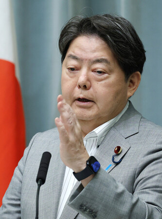 記者会見する林芳正官房長官=26日午前、首相官邸