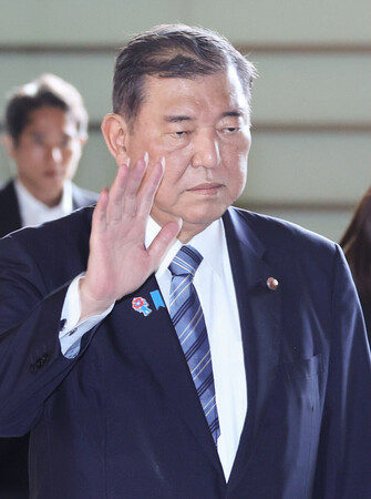 首相官邸に入る石破茂首相=26日午前、東京・永田町