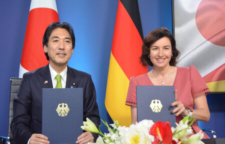 趣意書を取り交わした城内実科学技術政策担当相(左)とドイツのベア研究・技術・宇宙相=26日、ベルリン