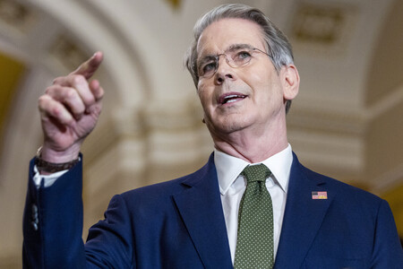米連邦議会議事堂で発言するベセント財務長官=24日、ワシントン(EPA時事)