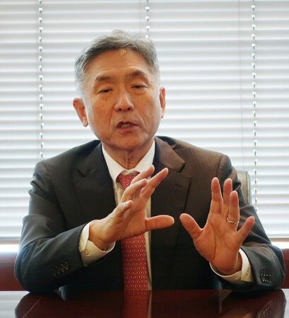 インタビューに応じる米投資ファンド、カーライル・グループの山田和広日本共同代表=20日、東京都千代田区