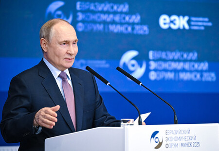 26日、ベラルーシの首都ミンスクで開かれた経済フォーラムに出席したロシアのプーチン大統領(AFP時事)