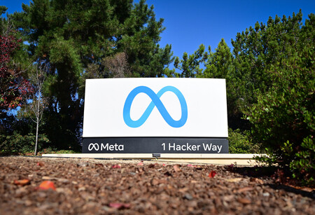 米メタ(旧フェイスブック)本社前に掲示されたロゴマーク=2022年、米カリフォルニア州メンロパーク(AFP時事)