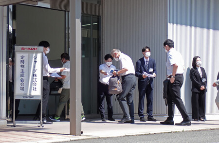 シャープの定時株主総会会場に入る株主ら=27日午前、大阪府堺市