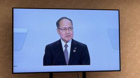 株主総会で発言するANAホールディングス(HD)の芝田浩二社長=27日、東京都港区