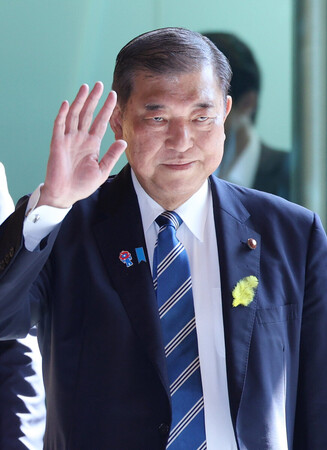 首相官邸に入る石破茂首相=27日、東京・永田町