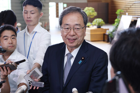 石破茂首相との会談後、記者団の質問に答える公明党の斉藤鉄夫代表(中央)=27日、首相官邸