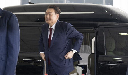 28日、ソウルの検察庁舎に出頭する韓国の尹錫悦前大統領(EPA時事)