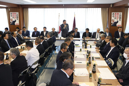 自民党の全国幹事長会議であいさつする石破茂首相(中央奥)=28日午後、東京・永田町の同党本部