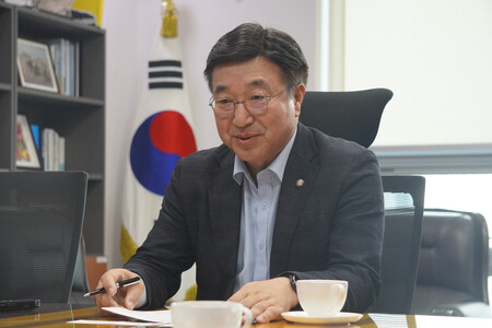 インタビューに答える韓国与党「共に民主党」の尹昊重氏=23日、ソウル