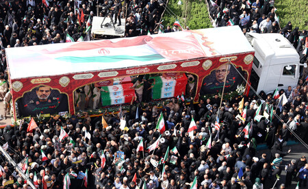28日、テヘランで、イスラエルによる攻撃で殺害されたイラン治安機関幹部らの葬儀に集まる人々(EPA時事)