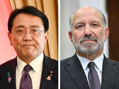 赤沢亮正経済再生担当相(写真左)とラトニック米商務長官(AFP時事)