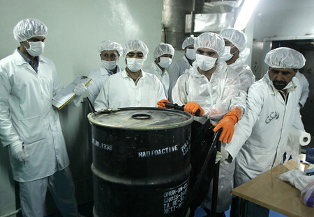 国際原子力機関(IAEA)に封印されたウラン入りの容器を移動させるイラン人技術者ら=2005年8月、同国中部イスファハン(AFP時事)