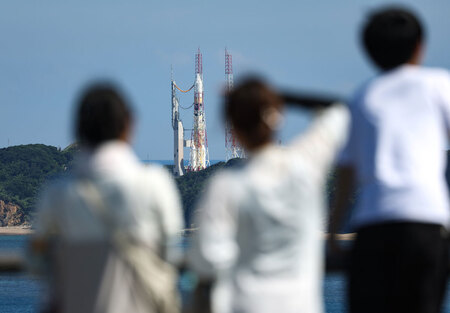 打ち上げを待つH2Aロケット50号機=28日、鹿児島県南種子町