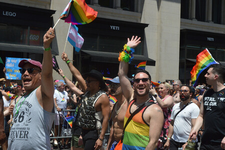 LGBTQ(性的少数者)らの祭典、プライド・パレードの参加者=29日、米ニューヨーク