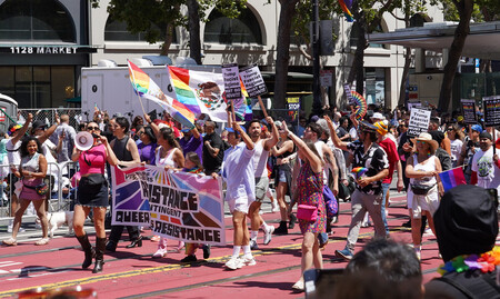 LGBTQ(性的少数者)らの祭典、プライドパレードで行進する参加者=29日、米サンフランシスコ