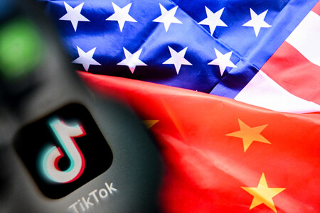 中国系短編動画投稿アプリTikTok(ティックトック)のロゴと米中の国旗(AFP時事)