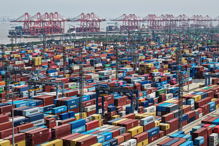中国・上海港に積み上げられた貨物コンテナ=4月20日(AFP時事)