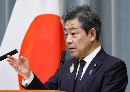 記者会見する青木一彦官房副長官=30日午前、首相官邸