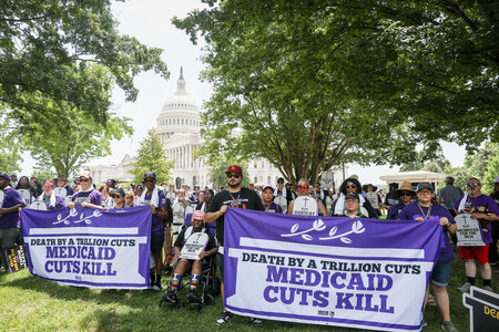 米連邦議会議事堂前でメディケイド向け予算削減に抗議する人々=23日、ワシントン(AFP時事)
