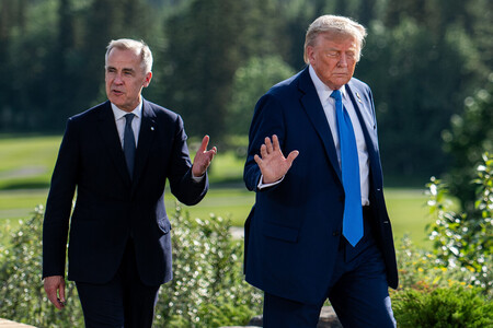 トランプ米大統領とカナダのカーニー首相(左)=16日、カナダ西部カナナスキス(EPA時事)