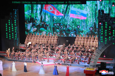 29日、東平壌大劇場で行われたロシアと北朝鮮の芸術団による公演(朝鮮通信・時事)