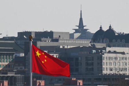 北京・天安門広場に掲げられた中国国旗(AFP時事)