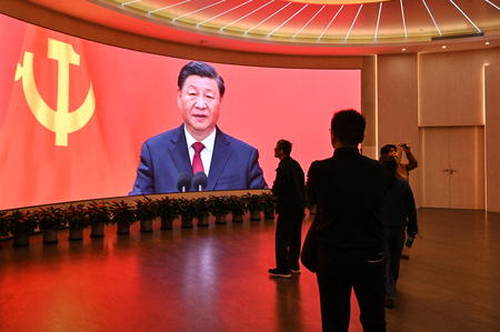 中国の習近平国家主席の姿を映す共産党第1回党大会記念館のスクリーン=2月27日、上海(AFP時事)