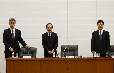 日銀の植田和男総裁(中央)と氷見野良三副総裁(左)、内田真一副総裁(右)=2023年4月10日、東京・日銀本店